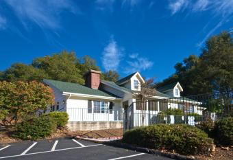 Quality Inn Yosemite Valley Gateway allows 18 year olds to book a room
