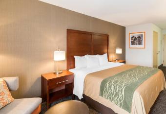 Comfort Inn Humboldt Bay has rooms with a private hot tub