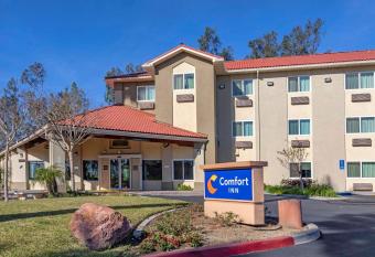 Comfort Inn Fontana has rooms with a private hot tub