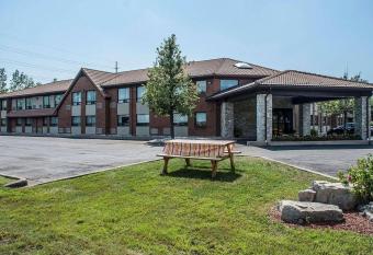 Comfort Inn Fort Erie allows 18 year olds to book a room