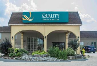 Quality Hotel & Suites Woodstock allows 18 year olds to book a room