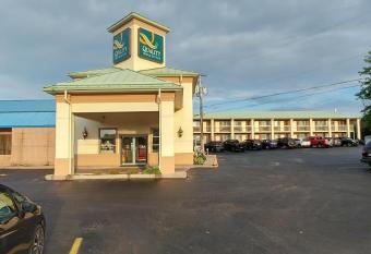 Quality Inn & Suites 1000 Islands has rooms with a private hot tub