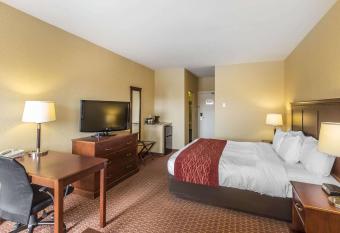 Comfort Hotel Airport has rooms with a private hot tub