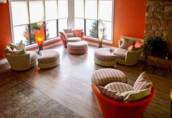 Rodeway Inn has Balcony rooms