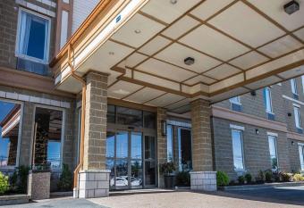 Comfort Hotel Bayer's Lake allows 18 year olds to book a room