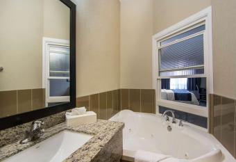 Comfort Inn & Suites Fort Saskatchewan has rooms with a private hot tub