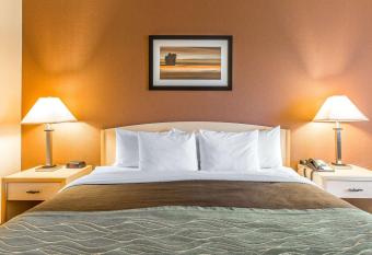 Quality Inn and Suites Loveland has rooms with a private hot tub