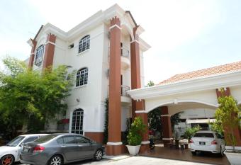 OYO 905 Hotel De light Villa allows 18 year olds to book a room