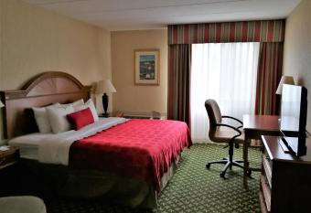 Mystic River Hotel & Suites has rooms with a private hot tub