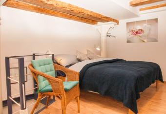 Stylish Apartment with Castle View & Free Parking has rooms with a private hot tub