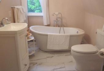 Chestnut Lane Bed and Breakfast has rooms with a private hot tub