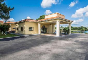 Quality Inn & Suites Mt Dora North has Smoking rooms
