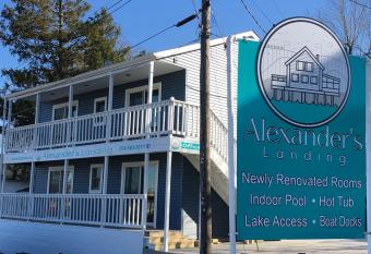 Alexanders Landing has rooms with a private hot tub