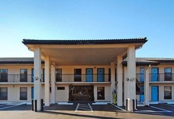 High Springs Inn has Smoking rooms