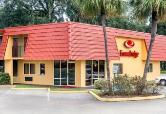 Econo Lodge Live Oak allows 18 year olds to book a room