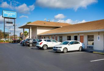 Rodeway Inn Lake City allows 18 year olds to book a room