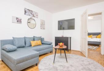 Zum Grazer Uhrturm by ichbucheAT has Balcony rooms