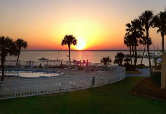 Quality Inn and Suites Gulf Breeze Bayside near Pensacola Beach has Balcony rooms