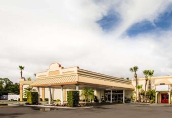 Island Hotel Of Space Coast has Smoking rooms