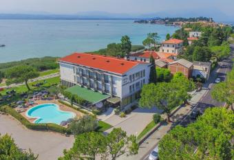 Hotel Miramar has Balcony rooms