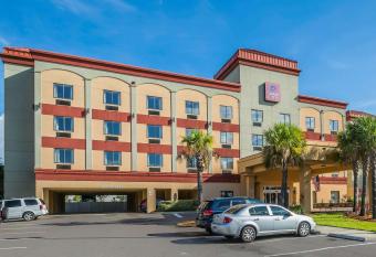Comfort Suites West Jacksonville allows 18 year olds to book a room