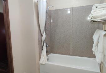 Comfort Inn and Suites Midway - Tallahassee West has rooms with a private hot tub