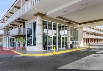 Rodeway Inn Clearwater-Largo has Smoking/Balcony rooms