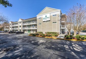 HomeTowne Studios by Red Roof Orlando - Casselberry has Smoking rooms