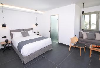 Kallos Imar Boutique Hotel has rooms with a private hot tub