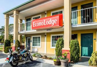 Econo Lodge has Smoking/Balcony rooms