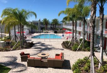 Melbourne All Suites Inn near I95 allows 18 year olds to book a room