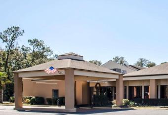 Quality Inn & Suites Pensacola Bayview has Balcony rooms
