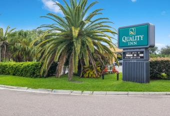 Stayable Jax West has Smoking rooms