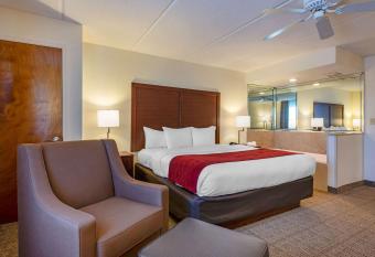 Comfort Inn Kissimmee-Lake Buena Vista South has rooms with a private hot tub