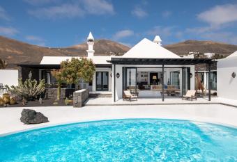 La Caba  a has Balcony rooms