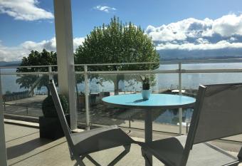 RESIDENCE DU PORT allows 18 year olds to book a room