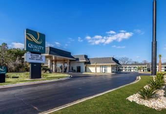 Quality Inn National Fairgrounds Area has Smoking rooms