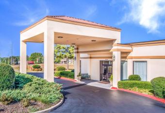 Quality Inn has Smoking rooms