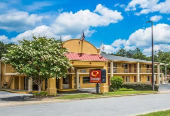 Econo Lodge Inn & Suites Columbus near Fort Benning has Smoking rooms