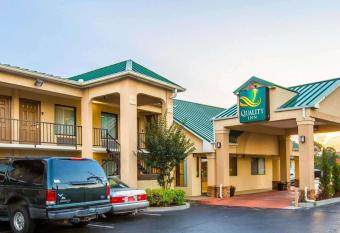 Quality Inn Dahlonega Near University has Smoking rooms