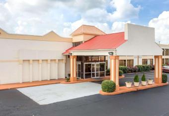 Rodeway Inn Stone Mountain has Smoking rooms