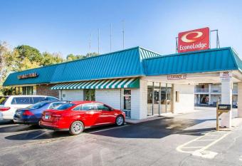 Econo Lodge allows 18 year olds to book a room