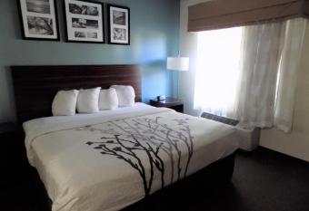 Spark by Hilton Augusta has rooms with a private hot tub