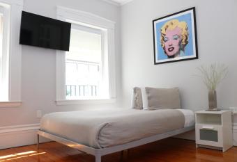 Charming & Stylish Studio on Beacon Hill #9 allows 18 year olds to book a room