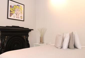 Downtown Beacon Hill, Convenient, Comfy Studio #10 allows 18 year olds to book a room