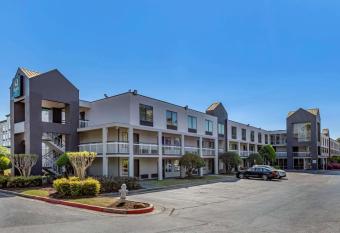 Quality Inn Duluth - Atlanta Northeast has Smoking rooms