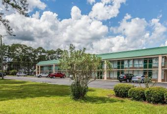 Econo Lodge has Smoking rooms
