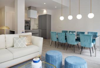 ARRASATE SUITE Stylish, Super Central and New. has Balcony rooms