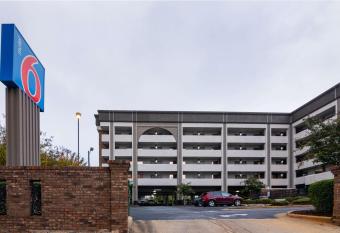 Motel 6 Columbus - Downtown has Smoking rooms