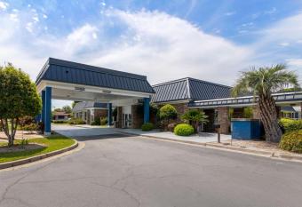 Days Inn by Wyndham Hinesville Near Fort Stewart has Smoking rooms